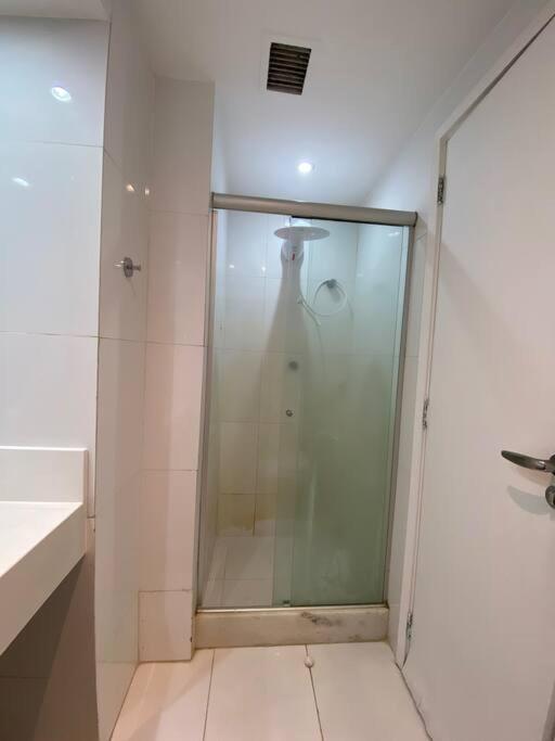 Apartamento 4qtos - Debrucado Sobre O Mar *